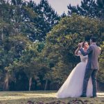 Casal dançando no campo